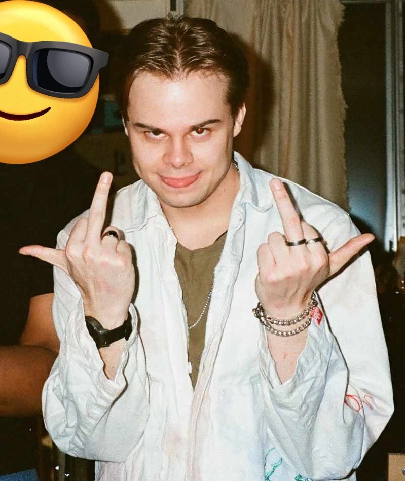 gary_smoak_'s tweet photo. gary smoak tha masta of tha 2 finga salute https://t.co/PIczEGvJ8Z