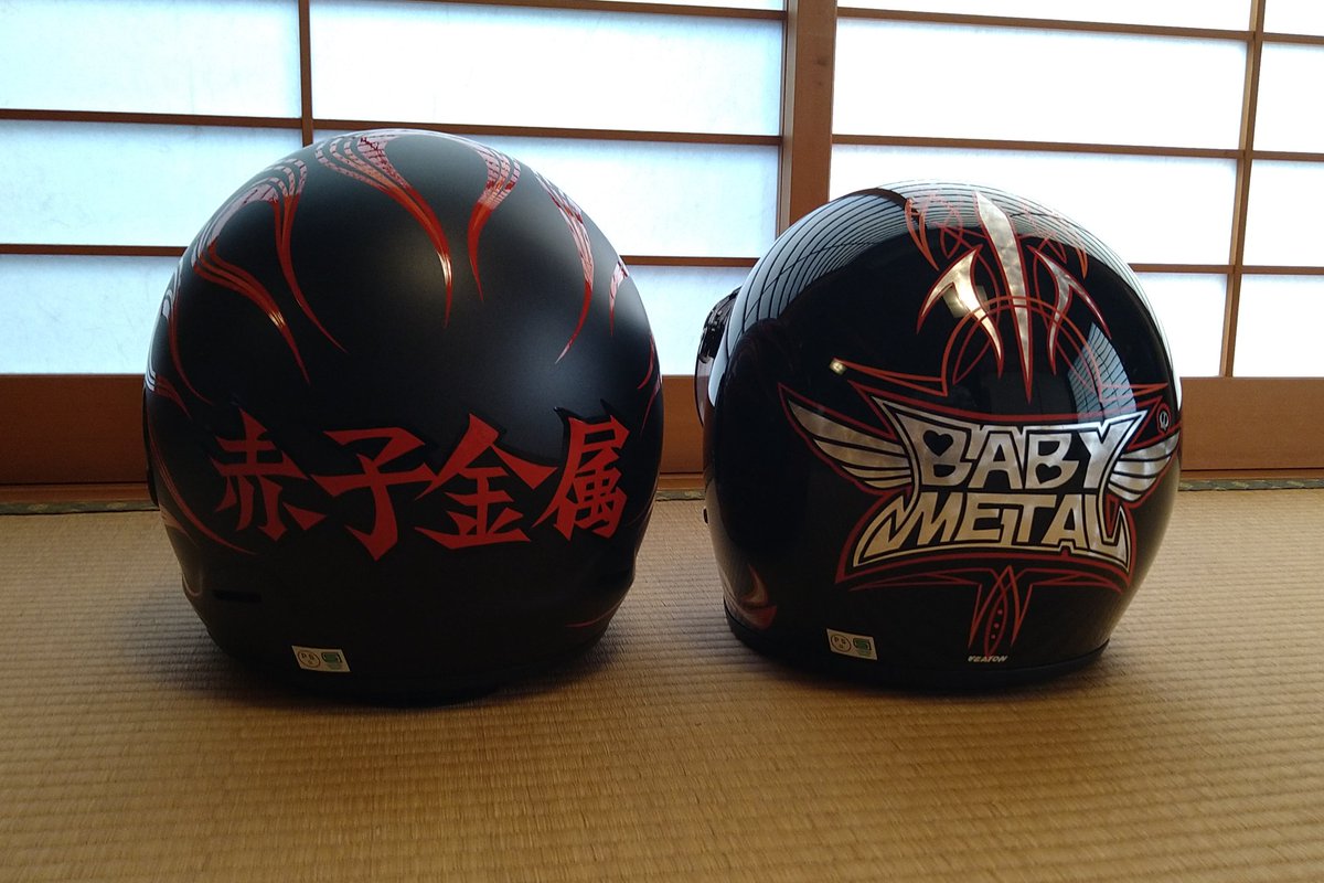 Rainman3102's tweet photo. CB乗りになったって事でフルフェイスのベビメタメット新調しました。文字とピンストライプはVEATON作🔥最速の1週間で納品にはびっくり😱ありがとうVEATON👍️
#BABYMETAL #ヘルメット #赤子金属 #VEATON #ピンストライプ https://t.co/6zKmV4uTep