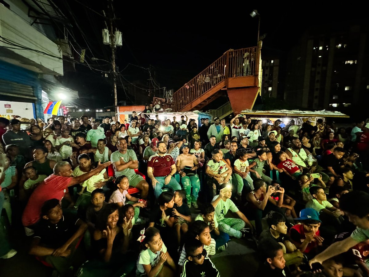 Vamos VINOTINTO 🇻🇪✊🏻⚽️

🙏🏻 Con toda la fe del mundo desde la cota 905. Vamos Venezuela 🇻🇪
