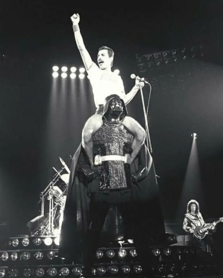 temposhistorico's tweet photo. Freddie Mercury &amp; Darth Vader - 1980 https://t.co/VFyuzydlkq