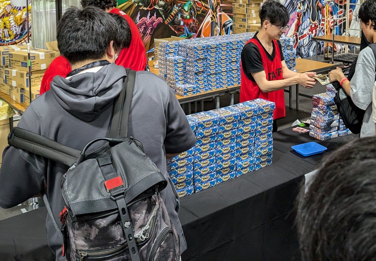 当たり前だけどすごい量の箱だ 取り付け騒ぎの時の見せ金みたい