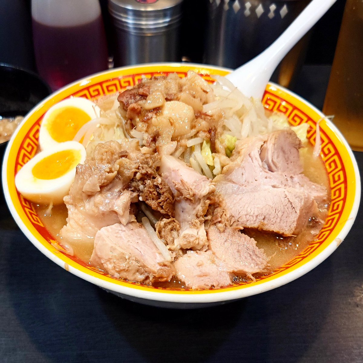 26like2022's tweet photo. えどもんど(西日暮里)🍜

ラーメン豚2枚220g、ヤサイ、アブラ

2024年6月訪問😊😌

スープは醤油感強めの乳化スープ、麺はすこし細め、ヤサイは以前より少しシャキ気味かも😌
豚はホロで旨い😋

#ラーメン二郎 #二郎 #二郎系 #ラーメン好きな人と繋がりたい #ラーメン #二郎インスパイア #えどもんど https://t.co/1ImSGmv5O8