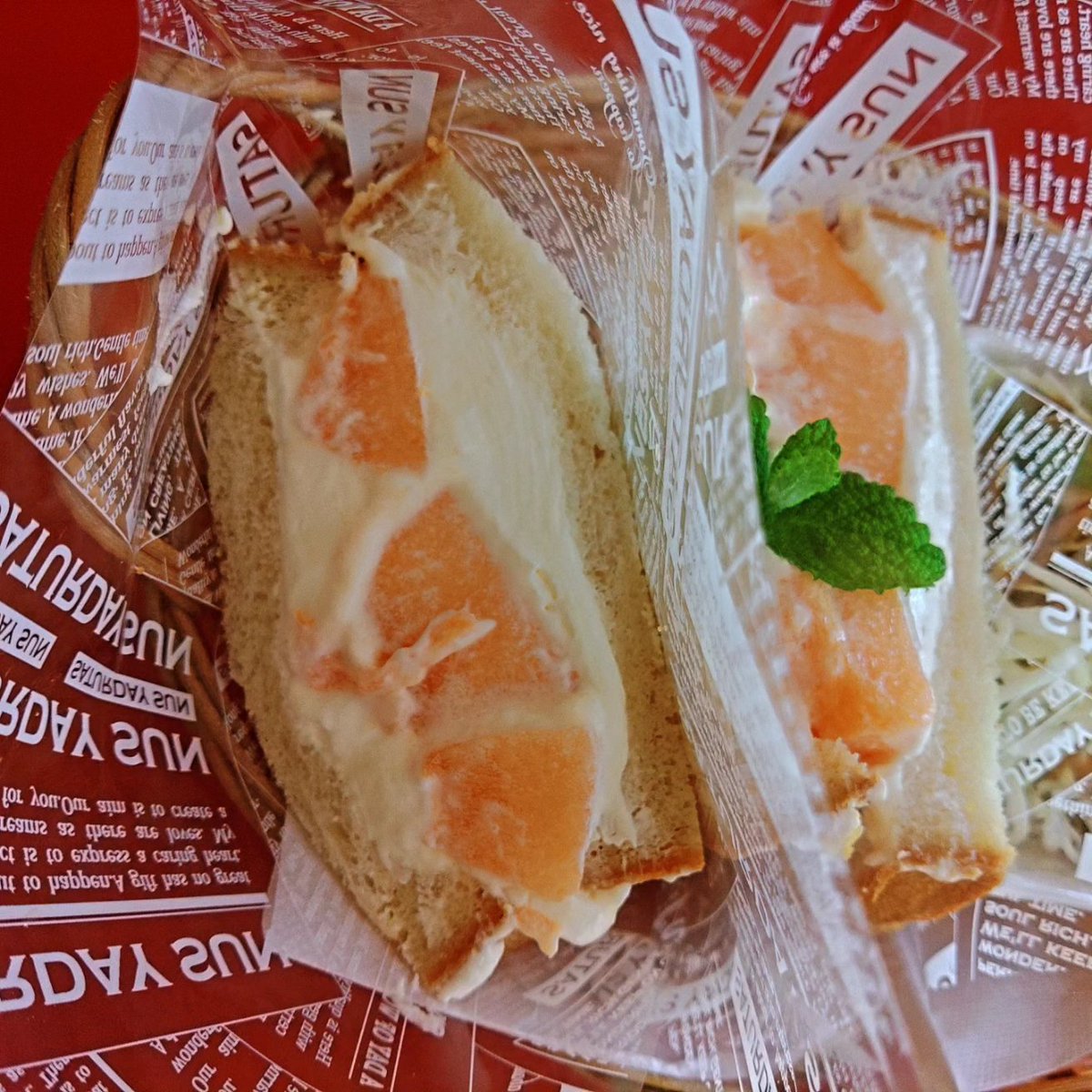 Welcometomacbig's tweet photo. 「フレッシュピーチ🍑サンド🥰」
昨日��、メンタルの通院後にフレッシュピーチ🍑サンドを食べて来ました～😄👍美味しかった～😍。
#ピーチサンド
#夏メニュー
うーん、外の暑さが…💦お店を出たくない❗って言ってしまいました⁉️😅苦笑
せやかて、ホンマに暑かったんやもん。💦
#猛暑
#殺人的暑さ https://t.co/cGx3QSADnz