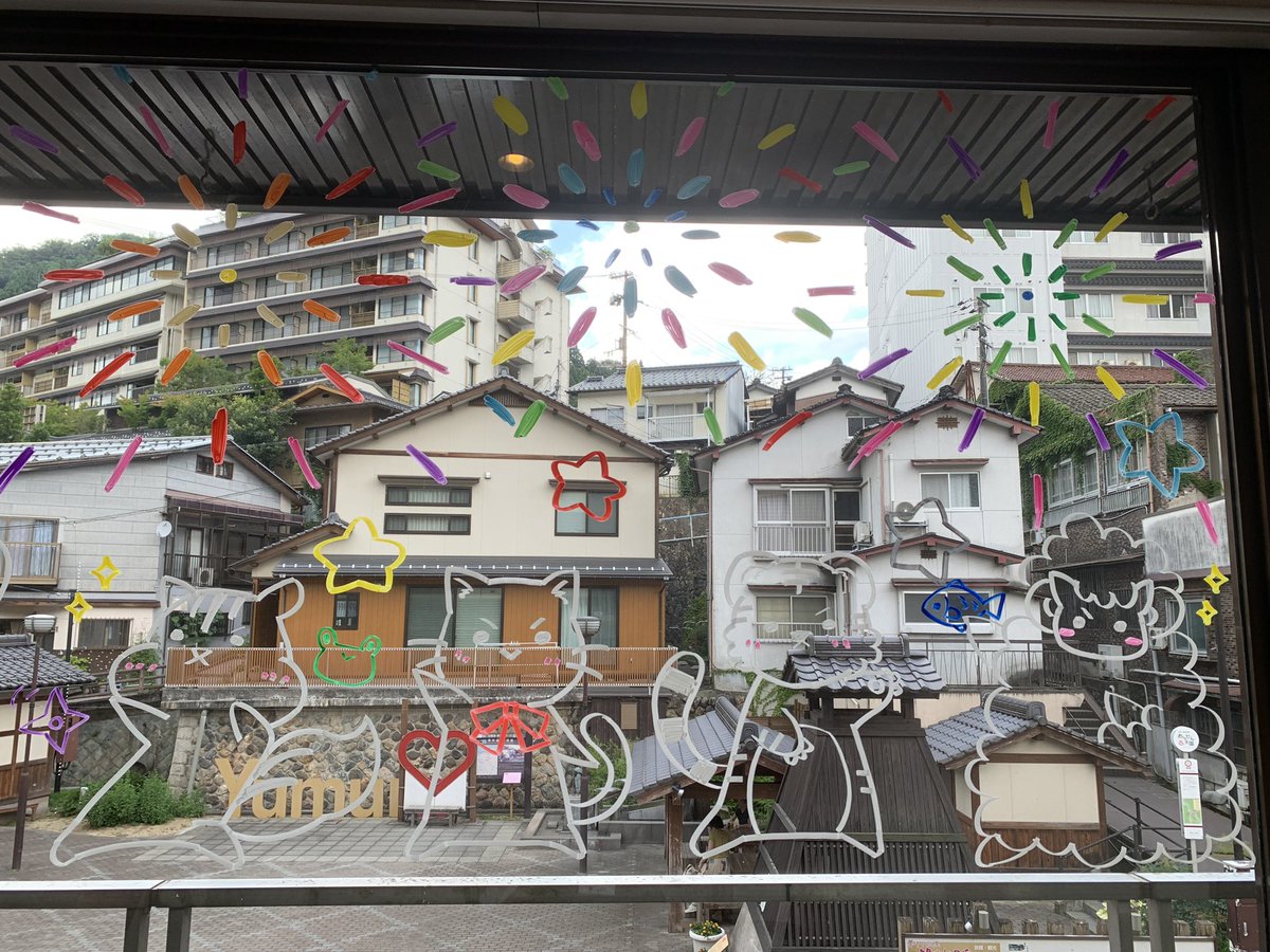 onsen_tengoku_x's tweet photo. 湯村温泉の源泉「荒湯」横の荒湯観光センターの2Fに、現役の地域おこし協力隊が運営するカフェ「Cafe98℃ ( @cafe_98degrees )」があります。

梅雨でジメジメ…
ジリジリ暑い…

そんな日には、アイスコーヒーでも飲みながら、ほっとひと息ついてみませんか？

#入口で花火がお出迎え
#おんせん天国 https://t.co/R2vxblBFsD