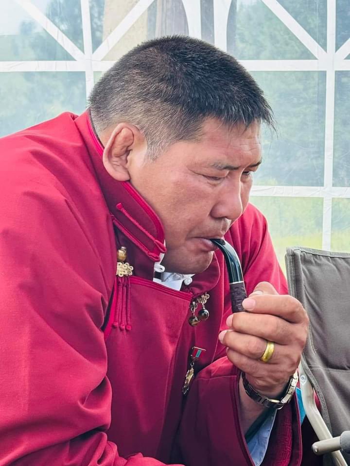 Одоо энэ Стадионоо Хүй 7-н худагт 60000-70000 хүний суудалтай шинээр байгуулмаар байна. Алийн болгон нээлт үзэх гэж билет царай алдаж шаг маг болж явах вэ дээ. Морь бөх сураа нэг дороо үзээд дэлгэр сайхан нааддаг болцгооё.🇲🇳🙏