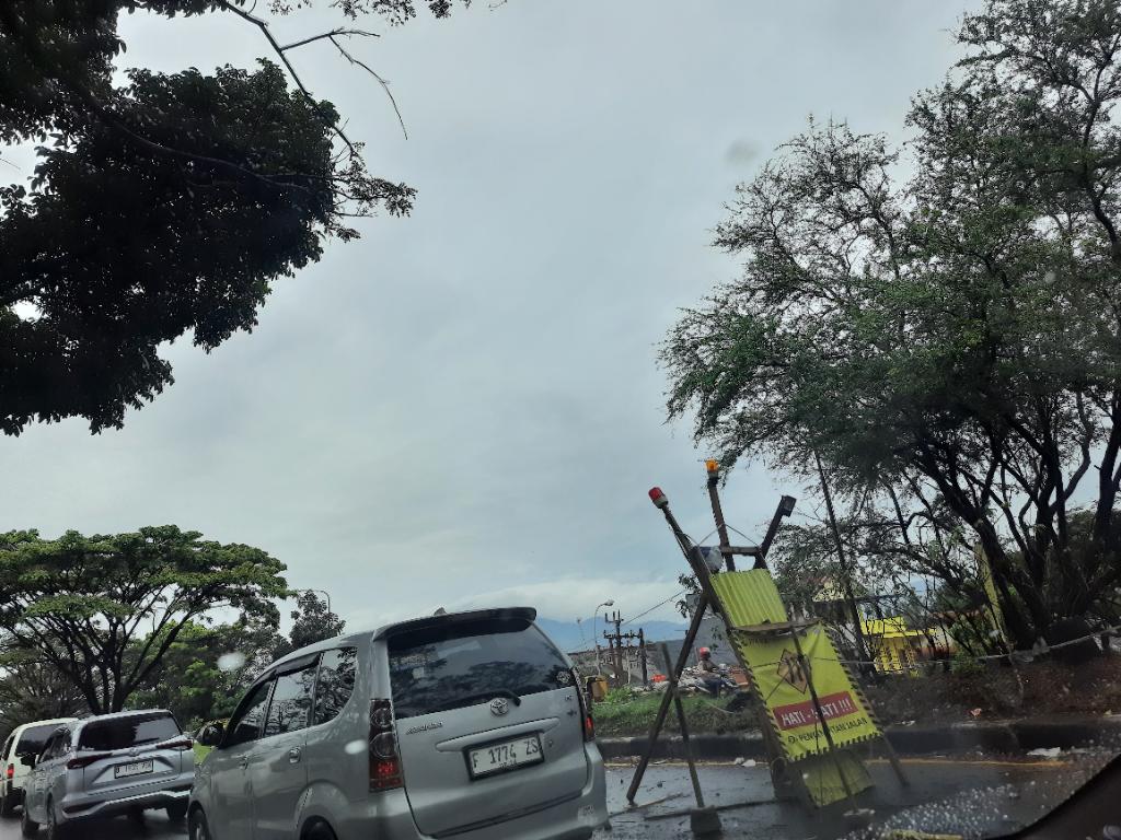 Area Cicalengka, arus kendaraan menuju luar kota Bandung (Garut,Tasikmalaya) tersendat karena ada perbaikan jalan di dua titik.Arus sebaliknya lancar <a href="/RadioElshinta/">Radio Elshinta</a>