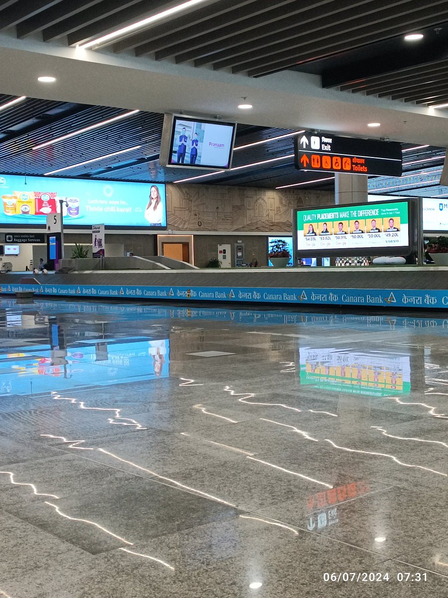 sumitverma0710's tweet photo. First true Indian airport @lkoairport. Considering Indian's love for almost standing on baggae belt, it had not made safety marker lines at its new terminal 3. Kudos. https://t.co/sRzJYgDQbW