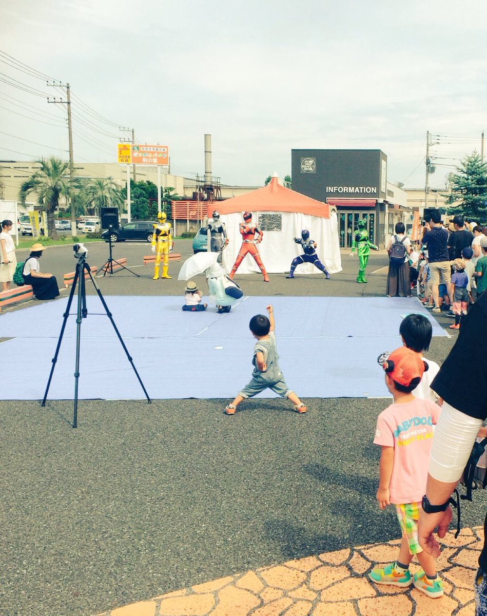 yeskiri's tweet photo. ヒーローショーで撮影された写真に少年の「夢」が詰まってた https://t.co/tNw2zHFDTZ