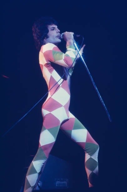 watal_photo's tweet photo. 浅沼ワタルと巡る ぴったんこフォトマッチングツアーの見どころ⑤'77 アールズコートLIVEとアフターパーティー。
この日は、クイーンに密着して撮影しました。
ツアーでは、未公開LIVE写真と共に、いざアールズコートへ！

ツアーの詳細⬇️
https://t.co/TNinaijfva https://t.co/wJCPBg9mOG