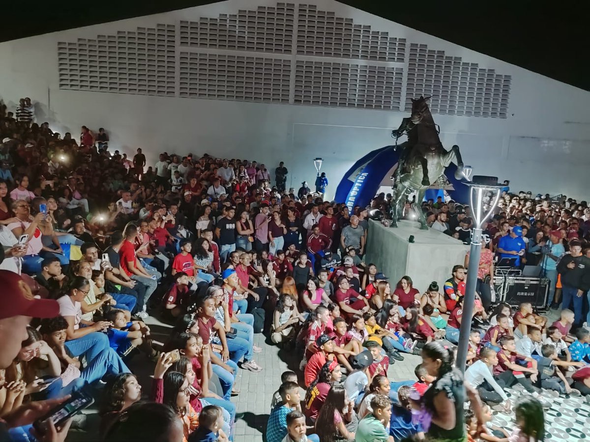 A casa llena. Desde el Municipio Independencia - Yaracuy. #ManoTengoFe #CopaAmerica2024 #CopaAmericaXTeleven con la mejor señal de <a href="/Canal_Televen/">Televen</a>