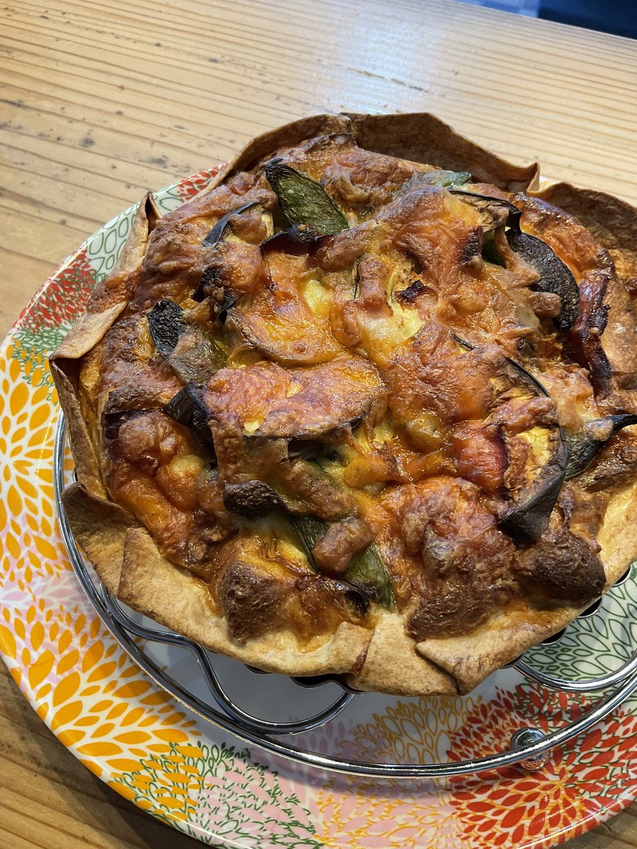 any9019's tweet photo. 季節のキッシュ、スコーン各種焼きあがりました❤️
バターリッチワッフルは発酵中です��
夏のドルチェ３種や桃の焼き込みタルト、白いシフォンケーキ桃もご用意🍑

#エニカフェ　#カフェ　#cafe #キッシュ　#スコーン　#ワッフル　#プリン　#コーヒーゼリー　#シフォンケーキ　#タルト　#出水市 https://t.co/se1jtJcF1R