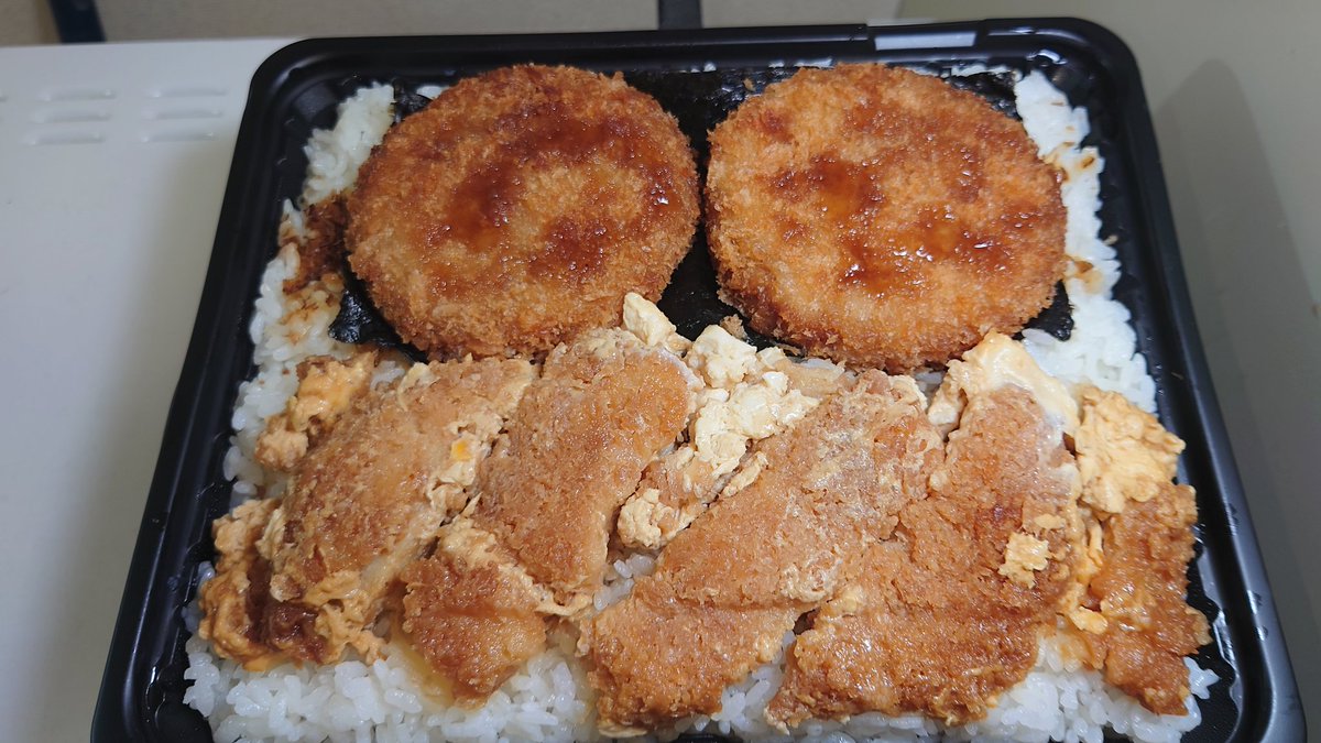 bdr7dfv77's tweet image. お昼〜😉👍‼️
キッチンDIVE 1キロ弁当🍱〜😱🤣👍‼️
不定期企画になってしまったのはすんまそんw🙏🤣👍‼️
御徒町店で、カツ丼&amp;amp;Wメンチのり弁🍱🤤👍‼️
おかずの下にご飯がびっしり〜🤣👍‼️
ガッツリ1キロ🤤🤣👍‼️
完食したけど、ぐるじぃ〜🤣🤣🤣👍‼️。
#キッチンDIVE
#キッチンDIVE御徒町店
#1キロ弁当