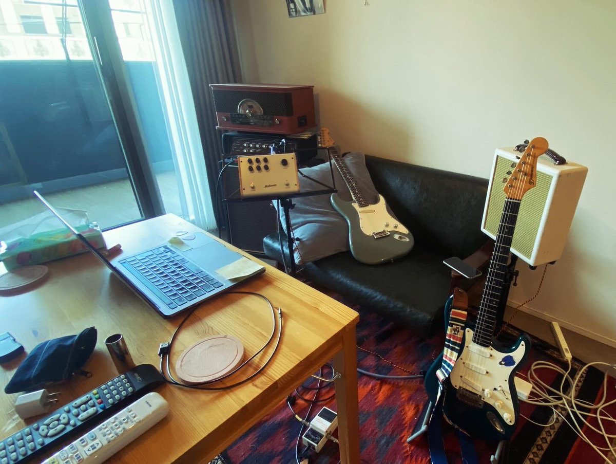MotoiKobayashi3's tweet photo. トモさんとスカイプレッスン!
@TomoJustFunky
SNSを上手に使うために、部屋の中にもヒントがたくさん。
「あらゆることに興味を持ちなさい。」という大徳寺の和尚さんのお話を思い出しました。
ありがとうございます!!
#tomofujita
#motoikobayashi
#skypelessons https://t.co/M8j4mNCVAZ