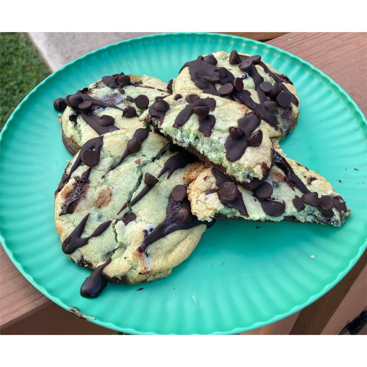 geozworld's tweet image. “Mint Chocolate Chip Sugar Cookies”☘️🍪 

#mintchocolate #sugarcookies filled with #juniormints #hershey #cookiesandcream #darkchocolatechips with #melted #darkchocolatechips on the #bottom and #drizzled on the #top #vegetarian on a #budget