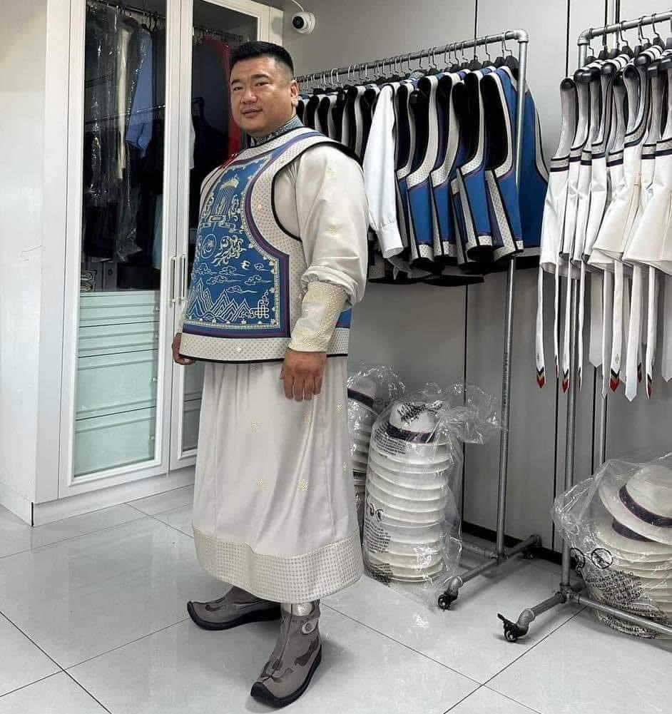 нөгөөx чинь гятад 549 юаны хувцас юм бишүү дээ 🥲