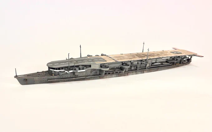 アオシマ製1/700スケール 軽空母 龍驤を組みましたディテールアップのために艤装類などは他社製品を使ってはいますが、船体の造形が精密でとても見栄えが良いですしパーツ数もそれ程多くなくて組みやすかったのでオススメです 