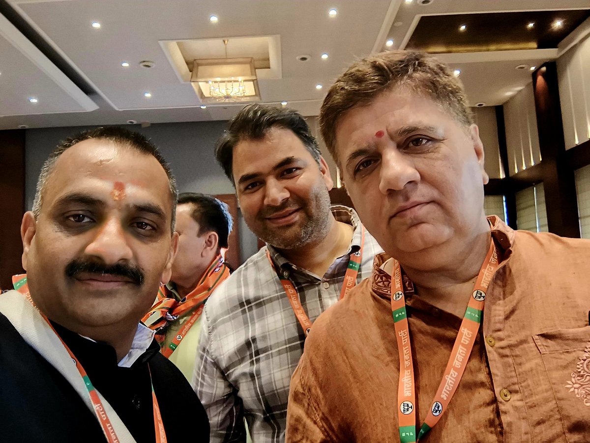 ManzoorSpeaks's tweet photo. Sharing some glimpses right before attending the State Working Committee meeting in Jammu with distinguished senior leaders and dedicated partisans.  #StateWorkingCommittee #Leadership #JammuKashmir https://t.co/1qDipAchoo