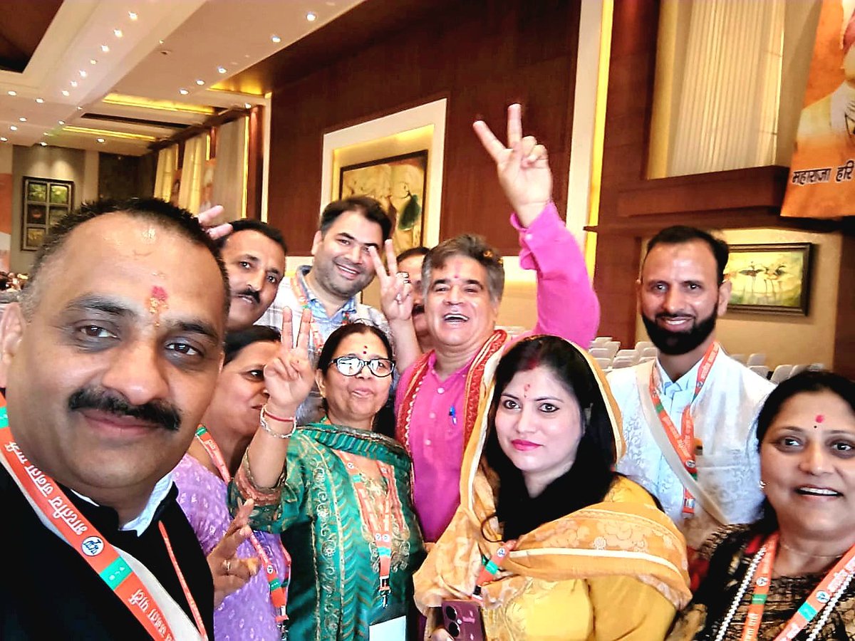 ManzoorSpeaks's tweet photo. Sharing some glimpses right before attending the State Working Committee meeting in Jammu with distinguished senior leaders and dedicated partisans.  #StateWorkingCommittee #Leadership #JammuKashmir https://t.co/1qDipAchoo