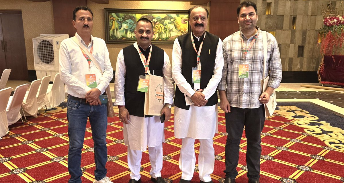 ManzoorSpeaks's tweet photo. Sharing some glimpses right before attending the State Working Committee meeting in Jammu with distinguished senior leaders and dedicated partisans.  #StateWorkingCommittee #Leadership #JammuKashmir https://t.co/1qDipAchoo