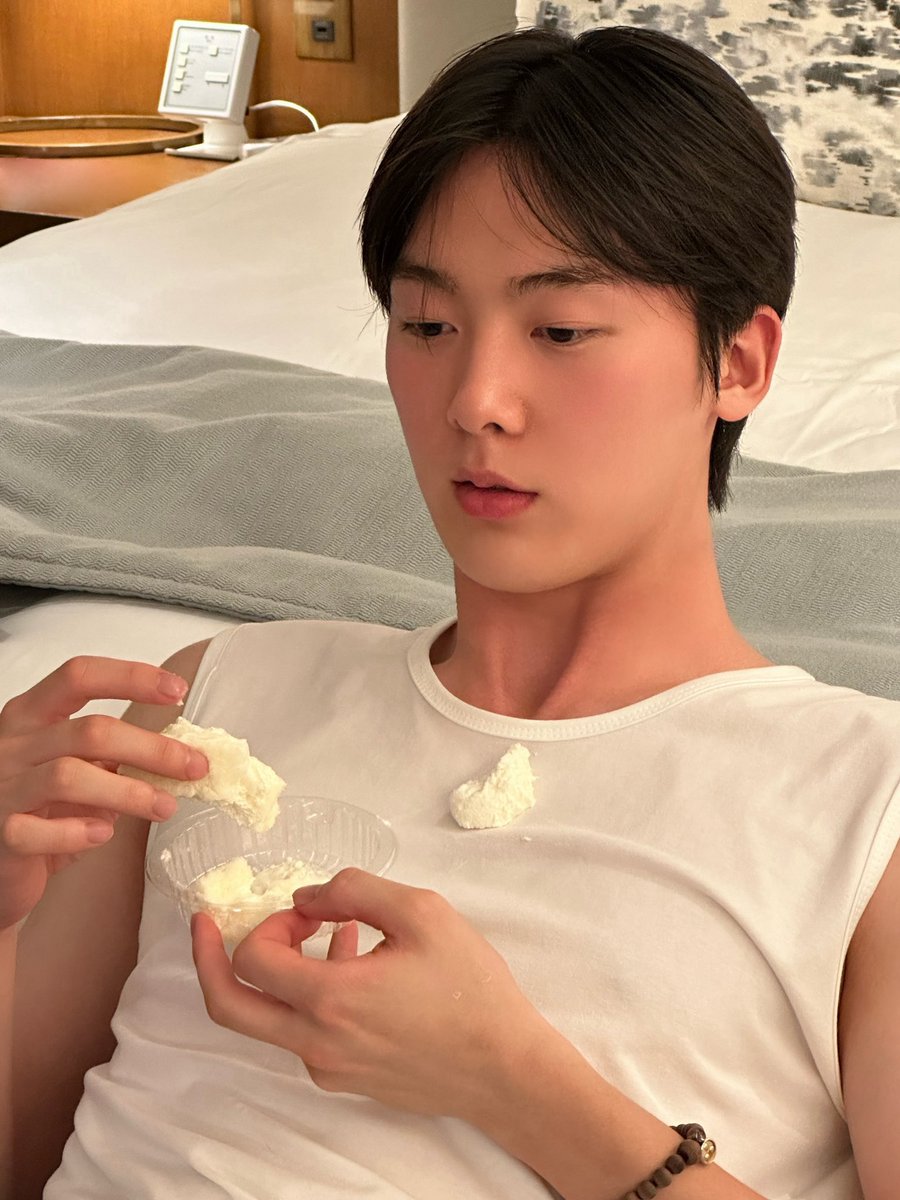 foolLSH18's tweet image. 나만 저렇게 먹다가 흘리는게 아니구나