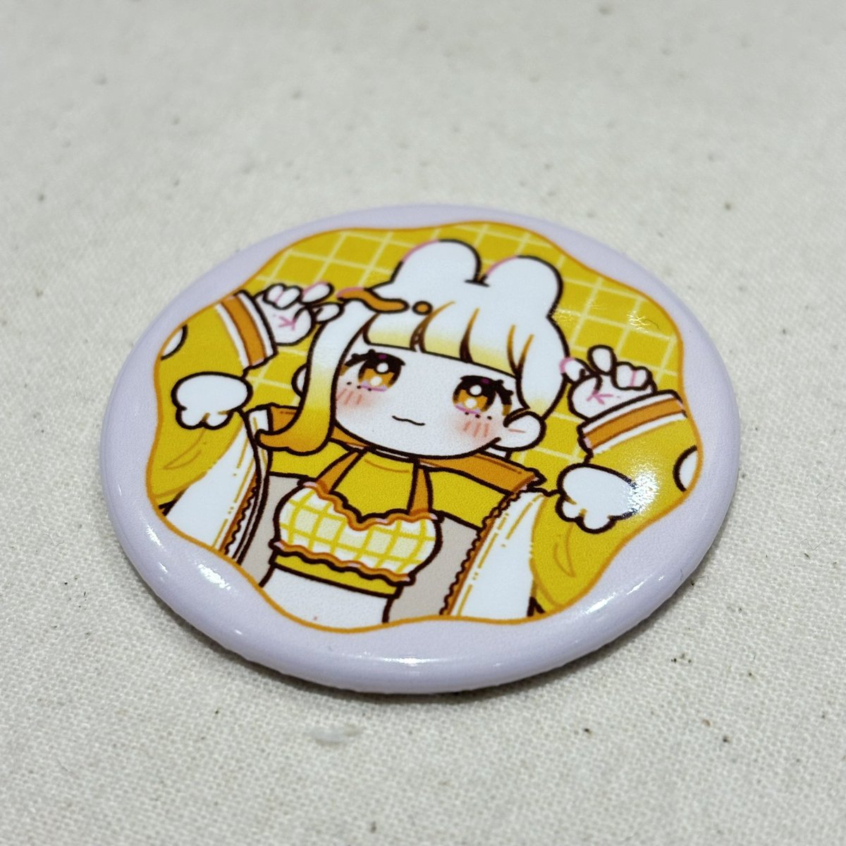 「缶バッチ並べました、裏も色ついててかわい〜」|けけ✌️COMITIA144 G54aのイラスト
