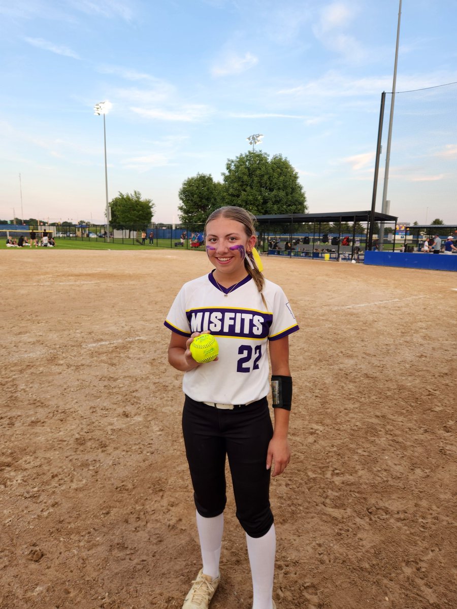 16uMn64294's tweet image. 🚨HOMERUN ALERT🚨 @Mileymo16 hit a homerun vs. Catalyst tonight in game 2.💪🏼 #newbat #gonezo #bomb