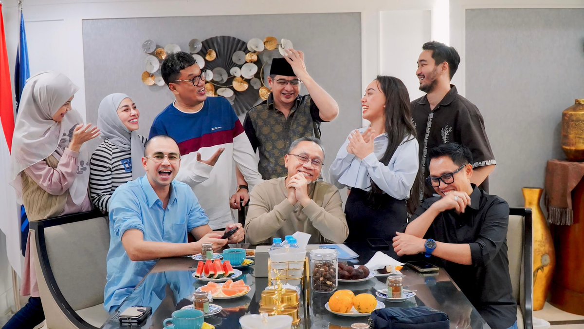 Menyempatkan diri untuk berkumpul di tengah padatnya jadwal dan kesibukan masing-masing. Terima kasih keluarga PAN, semoga Allah senantiasa menjaga tali persaudaraan ini.💙 

#partaiamanatnasional