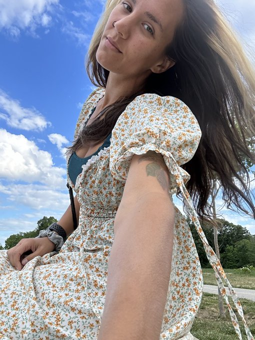 Sundress today. Very cottage core https://t.co/jvQmxJwbAf