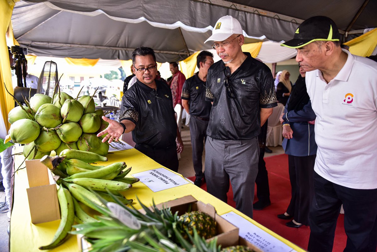 YayasanPahang's tweet photo. YP EKSPORT NANAS KE EMIRIAH ARAB BERSATU
5 Julai, Kuantan

#yp4u #yayasanpahang #ypph #picasynergi #lembagananaspahang #md2000 https://t.co/EqtvM0bcCI