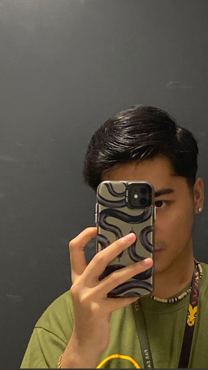 daekilaa's tweet photo. I've been dealing dreadfully with my 5-year-old android phone after my iPhone (the one in the picture) went irretrievable. I just miss taking non-stop pictures and videos. I need a new phone now! 😭 https://t.co/zTwpXA3fLn