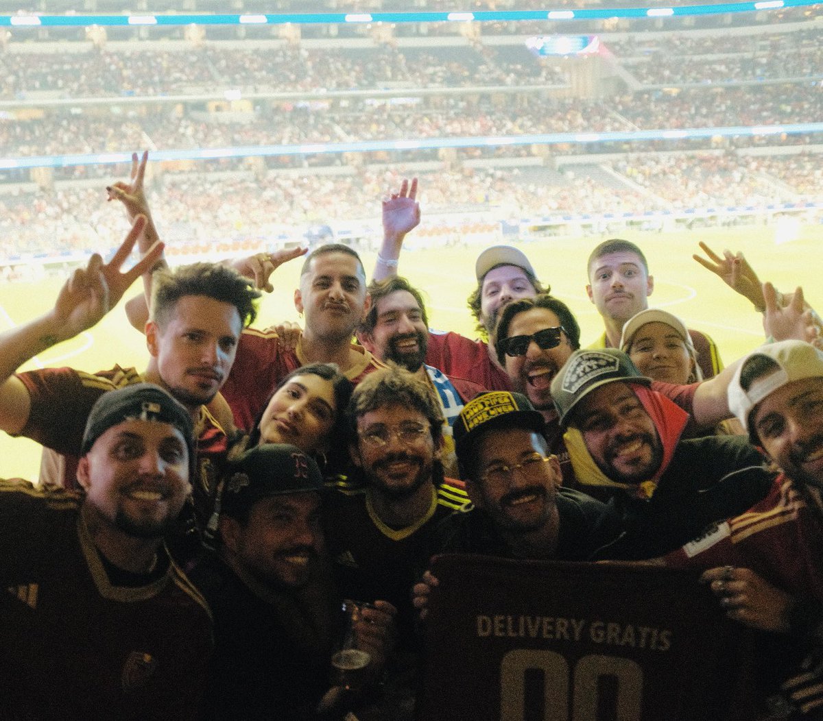 hoy más que nunca esoty ORGULLOSISIMO DE SER VERNEZOLANO!!

la peleamos, pero la lotería de penales es muy injusta.💔🇻🇪

ESROY SEGURO QUE VAMOS AL MUNDiAL! 

ganen o pierden, yo siempre estaré aquí queriéndoles con el corazones y apoyándoles con la garganta. los amo vinotinto