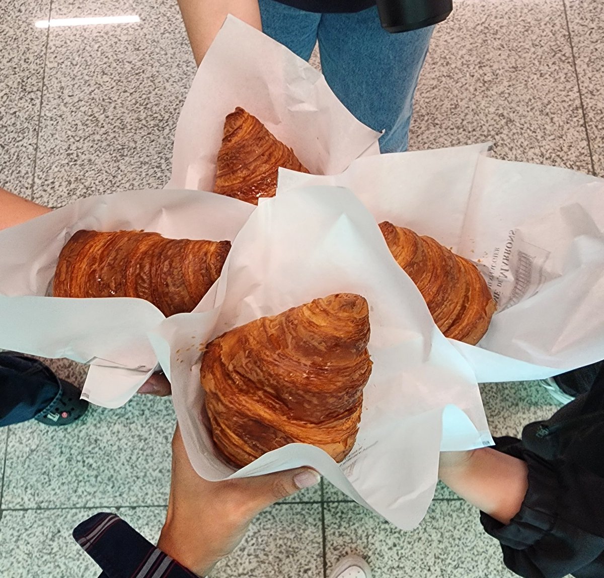 tiwoongki's tweet image. Yongsun unnie treated us croissant today ๐
