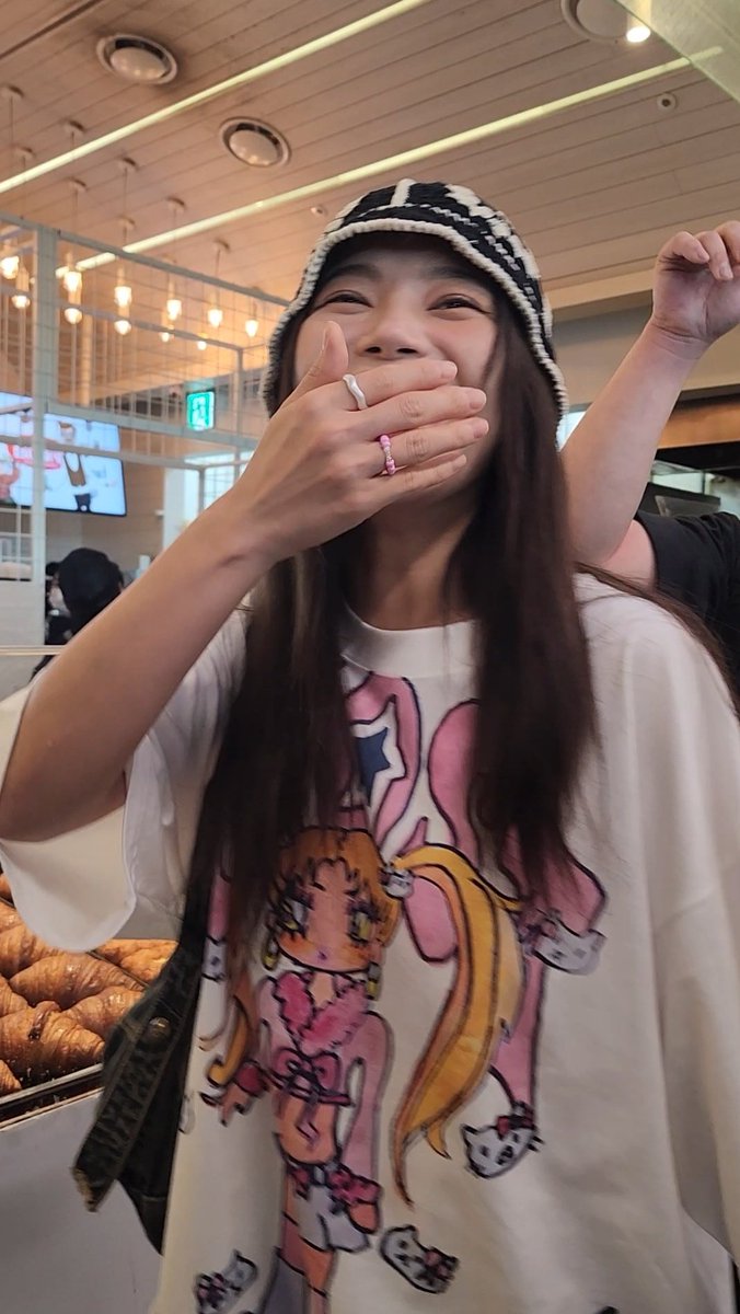 tiwoongki's tweet image. Yongsun unnie treated us croissant today ๐