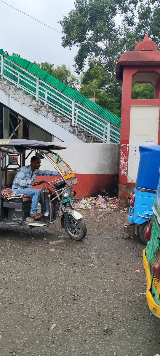 rockme26's tweet image. Welcome to #Ujjain railway station  garbage,dirt and pathetic cleaning at the entry n auto stand.
@PMOIndia @narendramodi 
Modi ji this how #Swach Bharat condition under @RailMinIndia @WesternRly under @RatlamDRM
Please wake up n get it cleaned properly.