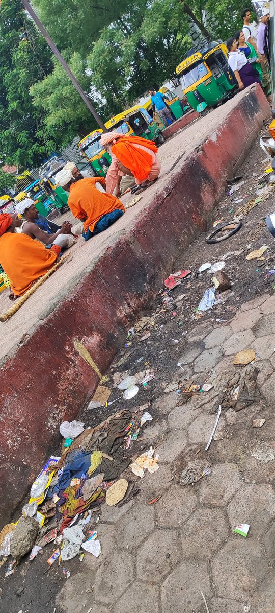 rockme26's tweet image. Welcome to #Ujjain railway station  garbage,dirt and pathetic cleaning at the entry n auto stand.
@PMOIndia @narendramodi 
Modi ji this how #Swach Bharat condition under @RailMinIndia @WesternRly under @RatlamDRM
Please wake up n get it cleaned properly.