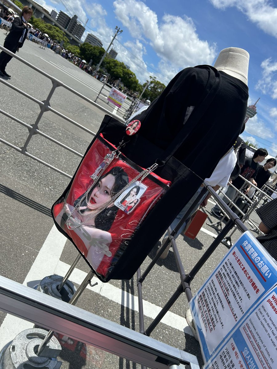 K_POP_0222's tweet photo. aespaのトートバッグ痛バ仕様なんだけど
公式のスローガンタオル入れてるの可愛い🙄 https://t.co/MQ5evnFbor