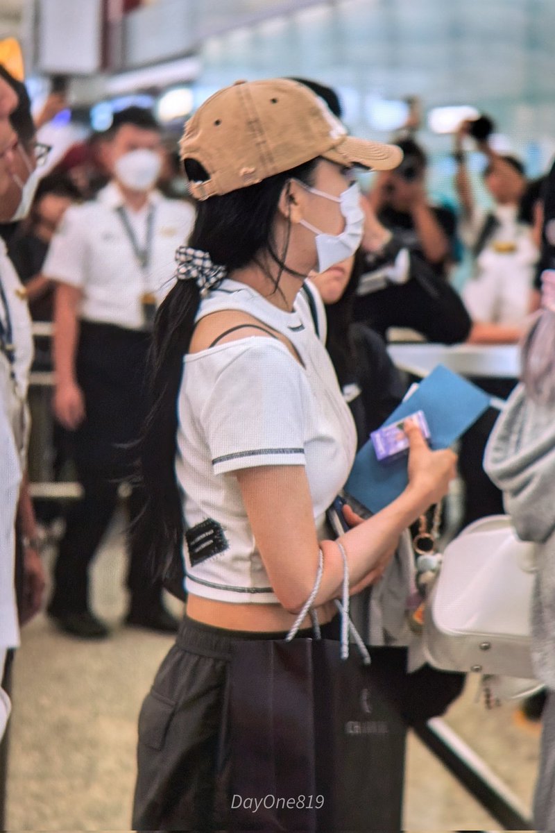 DayOne_819's tweet photo. 240706 HKG 🛫 
#비비지 #엄지
#VIVIZ #UMJI https://t.co/uqbX64RXBc