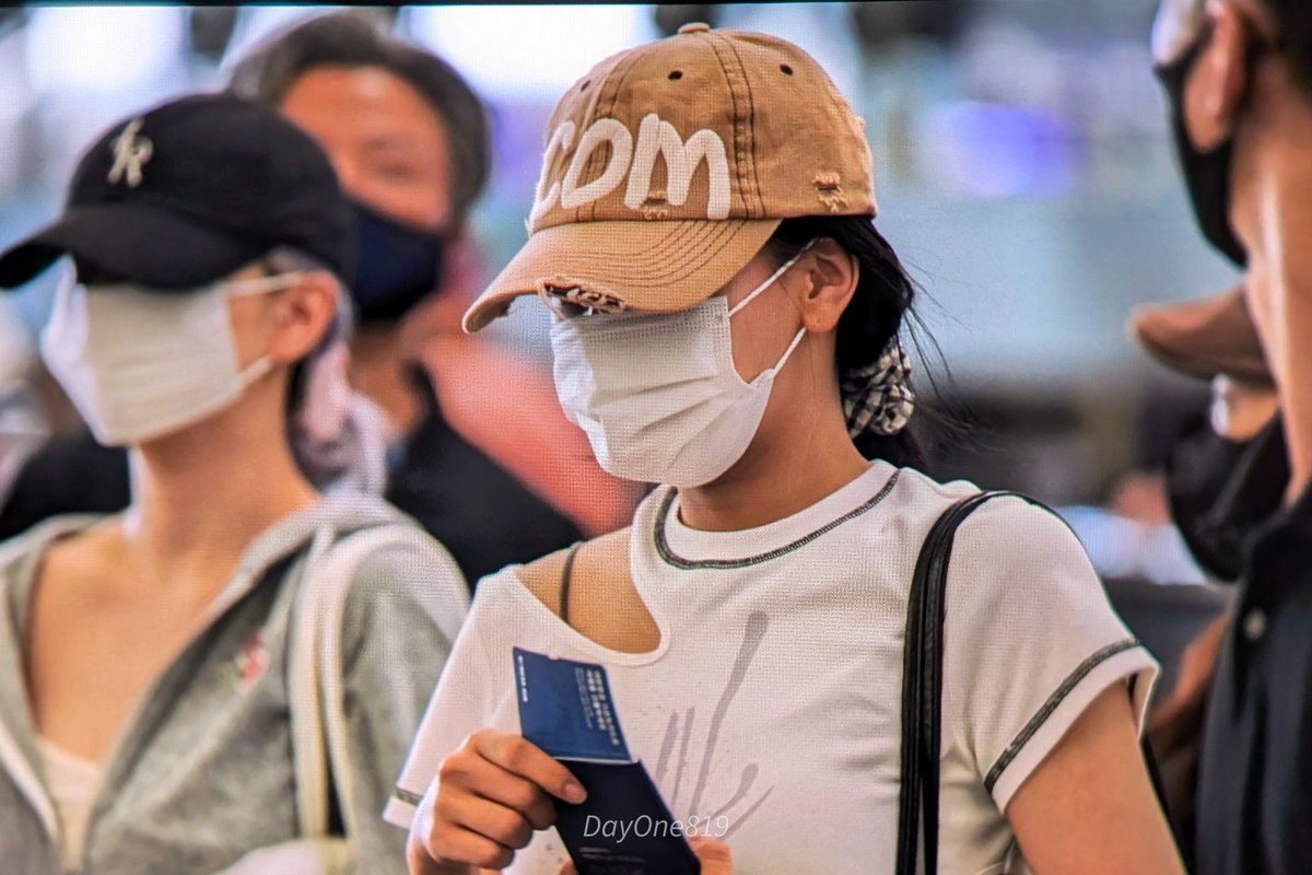 DayOne_819's tweet photo. 240706 HKG 🛫 
#비비지 #엄지
#VIVIZ #UMJI https://t.co/uqbX64RXBc