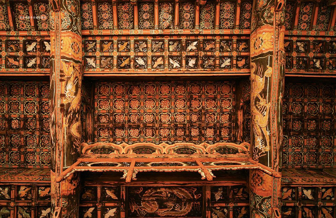 Imagine a Korean peasant used to seeing thatched ceilings his whole life step inside a palace or temple for the first time and look up to see dragons and phoenixes suspended on top of his head. A Sistine Chapel moment. 

Some exquisite examples of Korean ceiling art. 

#Korea