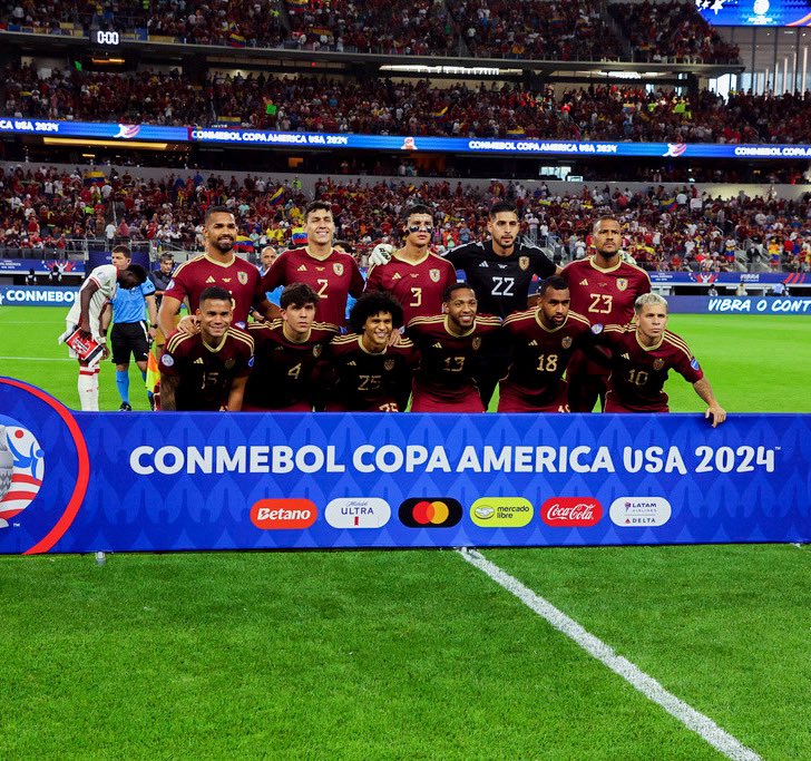 Meridianoonline's tweet photo. 🇻🇪🫂 Lucharon hasta el final, unieron al país durante los 90 minutos de sus partidos y demostraron que podemos seguir soñando

APLAUSOS DE PIE @selevinotinto 👏❤️

📸AP https://t.co/2wWjPwV0Oc