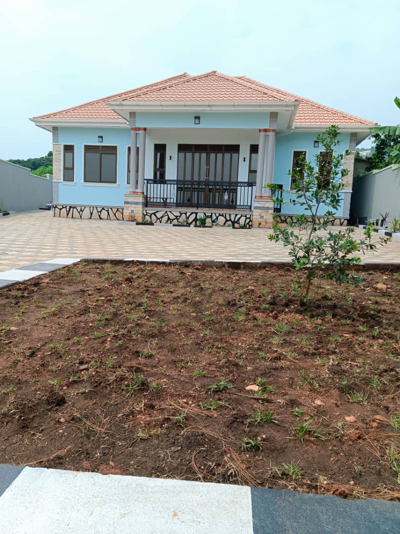 shukranproperty's tweet photo. Brand New House for sale house
Located in Namulanda on Entebbe road
#3bedrooms dining & sitting rooms, kitchen and boys quarters
Seated on 12 Decimals private mailo land title
Priced at #380m negotiable
Call 0706592177 https://t.co/s2EXtECZkE