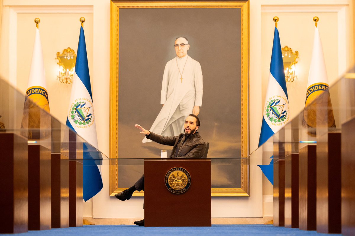 PresidenciaSV's tweet photo. “La canasta básica tiene que bajar a un precio justo. Nadie les está pidiendo que pierdan ni que se vayan a la quiebra, simplemente se les está pidiendo que tengan una ganancia lógica. Pero si el producto sube 10% y lo venden tres veces más caro, eso no lo vamos a permitir”, Presidente @nayibbukele.