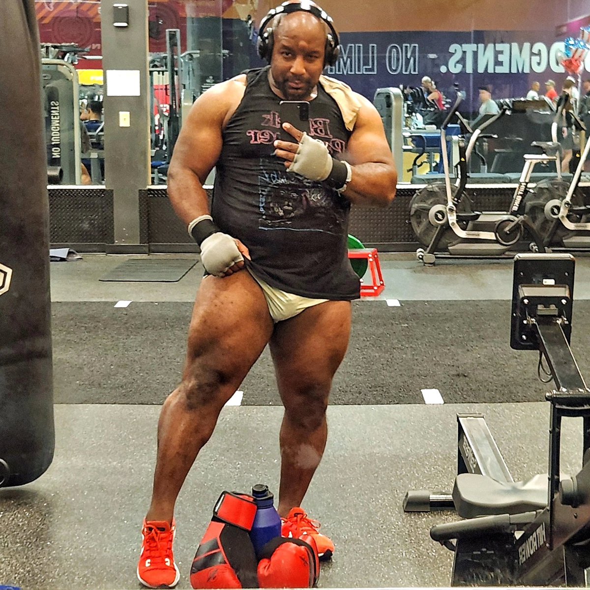 MagnusBlack77's tweet photo. Hit a new #PR on the #HipThrust machine today... we DON'T skip #LegDay over here... I used to get teased for having these... I no longer give a single FUG about me how folks feel on me showing off the progress... we celebrate wins over here & learn from losses... #GrowForward https://t.co/Dfavi78jWH