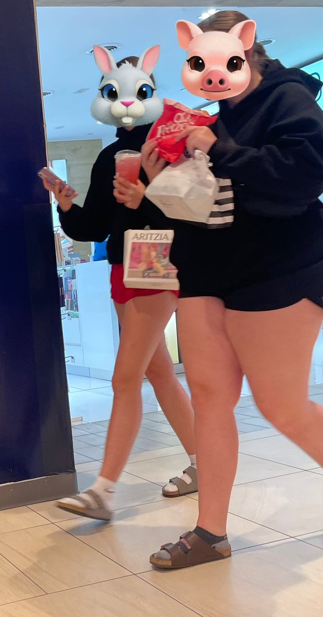 lextakeslax's tweet photo. this picture i took at the mall today holy comparisonspo 😭😭 https://t.co/IgbSCWDVdU
