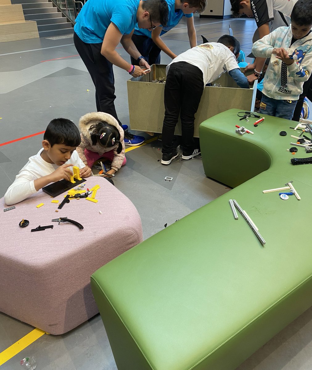 Activ8FLL's tweet photo. Meanwhile, some of our younger members are attempting the LEGO sculpture making! Looks like a familiar theme is popping through... 🤖🐝 https://t.co/I3edMFGWJu