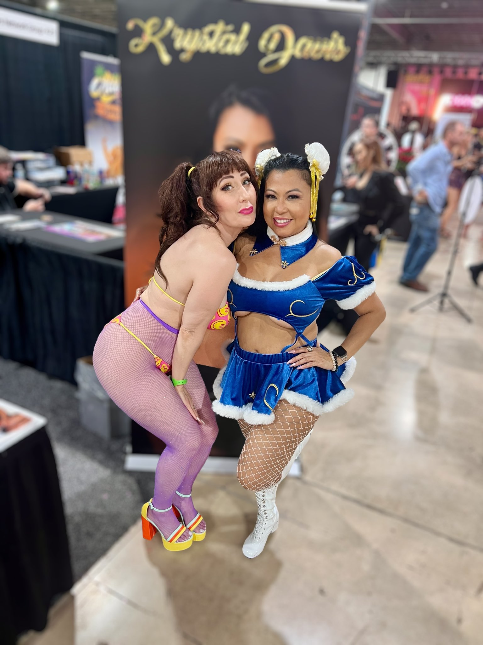2 pic. @exxxotica Miami Day 2 @katiekushxx2 @TheKrystalD @xxdanni2427xx @lovestephanie22 https://t.co/DrFZo5aPMv