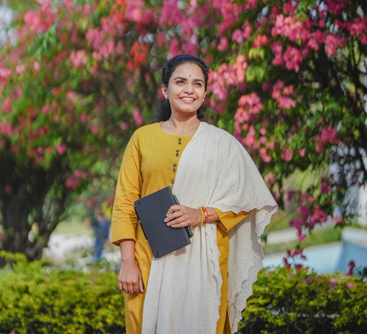 DivyaYspeaks's tweet photo. दरिया हो या पहाड़ हो टकराना चाहिए
जब तक न साँस टूटे जिए जाना चाहिए
- निदा फ़ाज़ली

#journalistdivya #livelifehappy #sangharsh #leadforchange❣️ https://t.co/HuyEDUZFRs