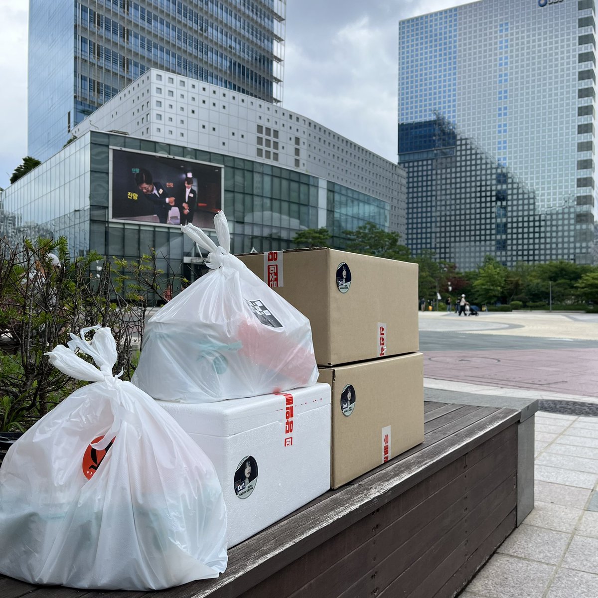 [2024 Don't 응원서포트]

채연이의 Don't 활동을 응원하기 위해
간식과 음료를 준비했습니다🤍
우리 채연이,팀채연 돈나 화이팅!!!

#이채연 #LEECHAEYEON