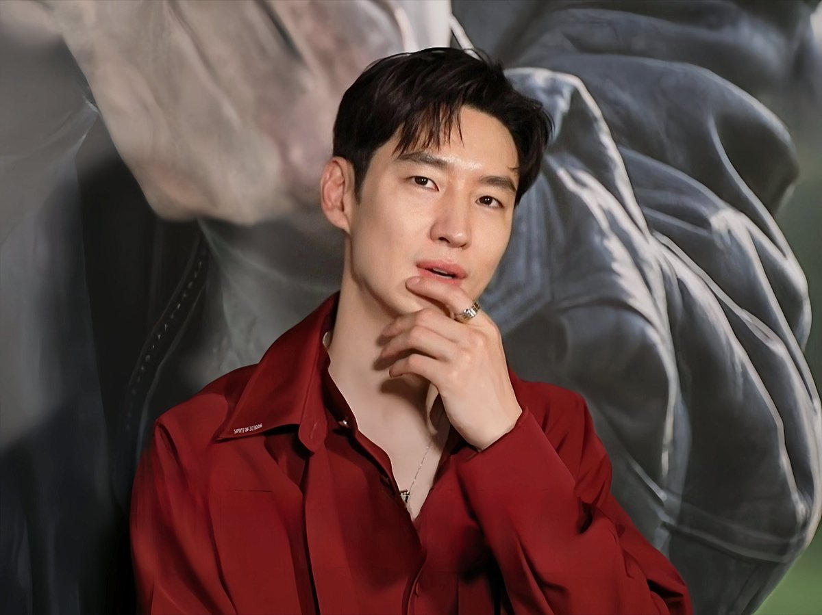 there is something really attractive about him in red 🍒