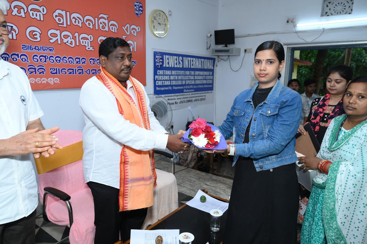 Osefd123's tweet photo. ଗୁରୁବାର ଦିନ ଓଡ଼ିଶା ସ୍ପେସିଆଲ ଏଜୁକେଟର ଫେଡ଼େରସନ ଫର୍ ଦିବ୍ୟାଙ୍ଗ ସଂଘ ପକ୍ଷରୁ‌ ଆୟୋଜିତ ସ୍ବାମୀ ବିବେକାନନ୍ଦଙ୍କ ଶ୍ରାଦ୍ଧବାର୍ଷିକୀ ଅବସରରେ ମାନ୍ୟବର ବଡ଼ମ୍ବା ବିଧାୟକ ଶ୍ରୀ ବିଜୟ କୁମାର ଦଳବେହେରା ଯୋଗ ଦେଇ ସ୍ବାମୀ ବିବେକାନନ୍ଦଙ୍କ ଫଟୋଚିତ୍ର ରେ ପୁଷ୍ପମାଲ୍ୟ ଅର୍ପଣ କରି ଶ୍ରଦ୍ଧାଞ୍ଜଳୀ ଜ୍ଞାପନ କରିଥିଲେ।ଏହି ଅବସରରେ ମାନ୍ୟବର ବିଧାୟକ ଙ୍କୁ ସଂଘ ପକ୍ଷରୁ ଉଚ୍ଚ୍ବସିତ ସ୍ବାଗତ ସମ୍ବର୍ଦ୍ଧନା ଦିଆଯାଇଥିଲା। ଏହି ଅବସରରେ ବିଧାୟକ ମହୋଦୟ ନିଜର ଅଭିଭାଷଣ ରଖିବା ସହ ସଂଘ ସହ ବିସ୍ତୃତ ଭାବେ ଆଲୋଚ଼ନା କରିଥିଲେ।
